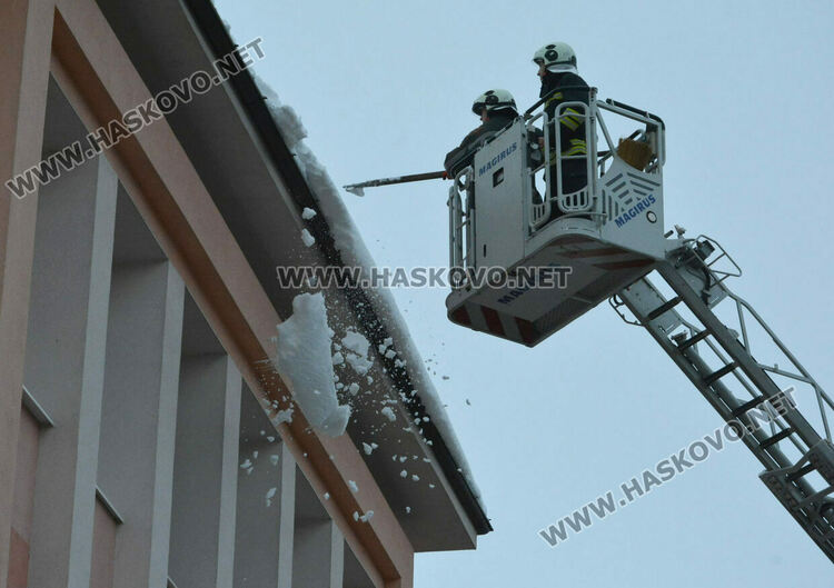 Пожарникари почистиха надвиснал сняг над входа на ПМГ–Хасково