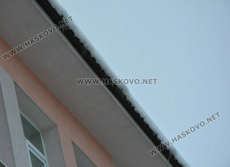 Пожарникари почистиха надвиснал сняг над входа на ПМГ–Хасково