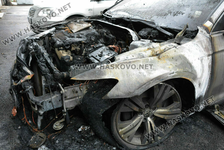 Кола изгоря среднощ в центъра на Хасково, пламна вратата на гараж