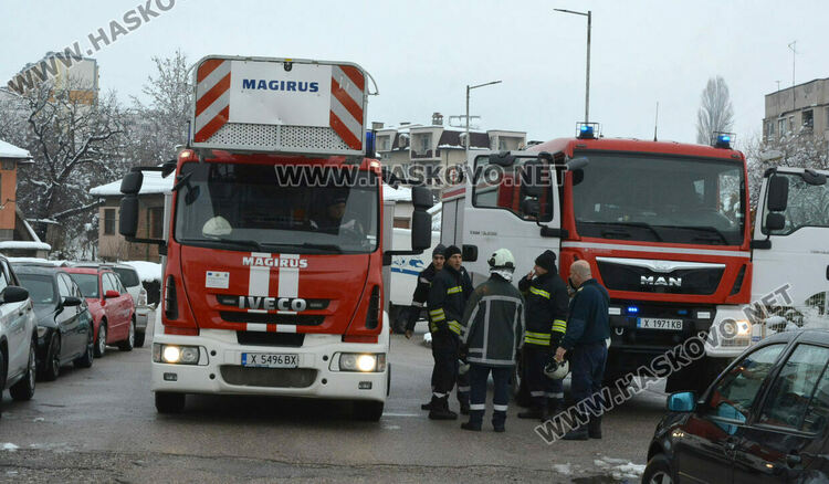 Пожарникари почистиха надвиснал сняг над входа на ПМГ–Хасково