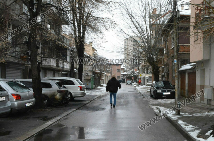 Кола изгоря среднощ в центъра на Хасково, пламна вратата на гараж