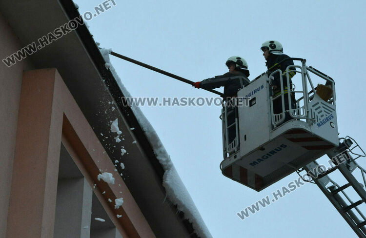 Пожарникари почистиха надвиснал сняг над входа на ПМГ–Хасково