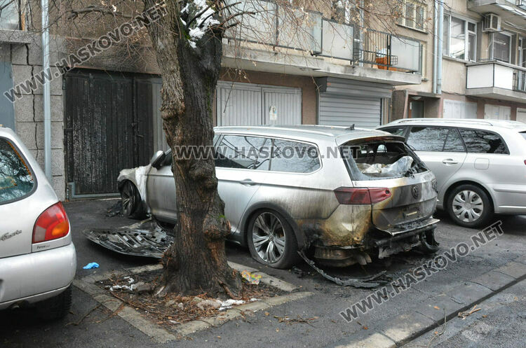 Кола изгоря среднощ в центъра на Хасково, пламна вратата на гараж
