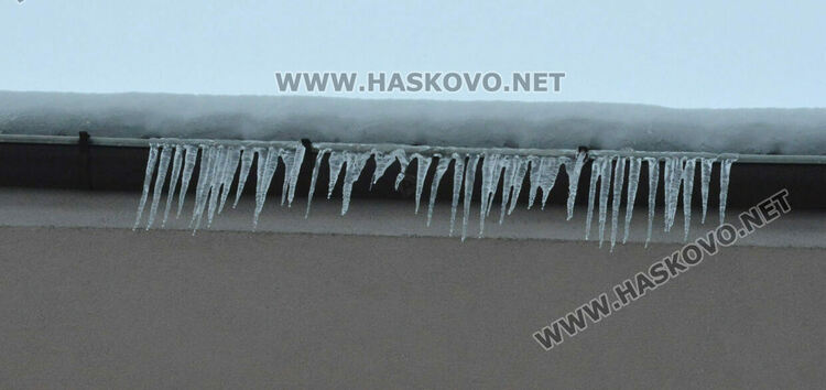 Пожарникари почистиха надвиснал сняг над входа на ПМГ–Хасково