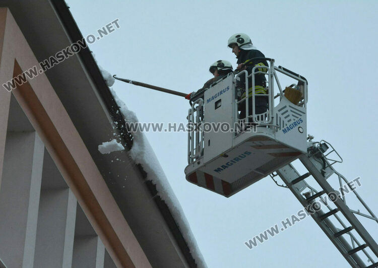 Пожарникари почистиха надвиснал сняг над входа на ПМГ–Хасково