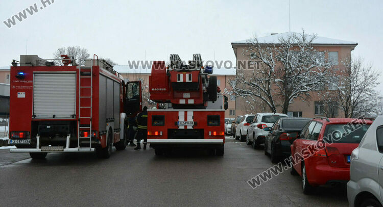 Пожарникари почистиха надвиснал сняг над входа на ПМГ–Хасково