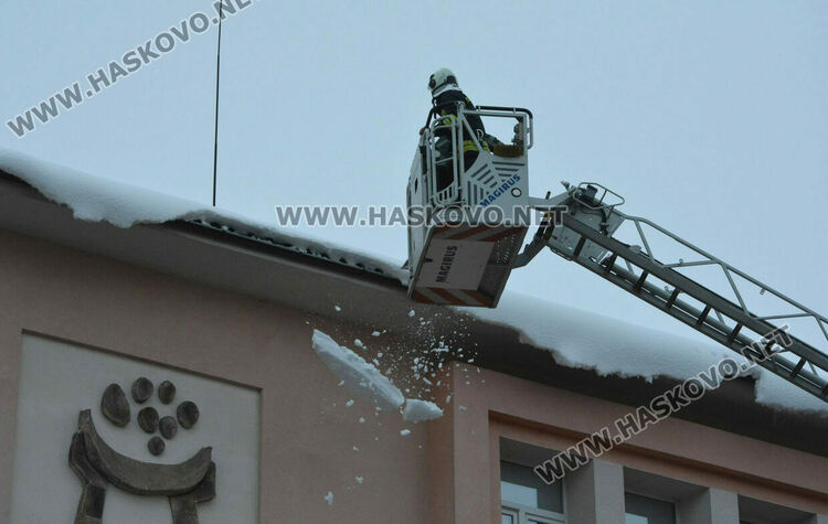 Пожарникари почистиха надвиснал сняг над входа на ПМГ–Хасково