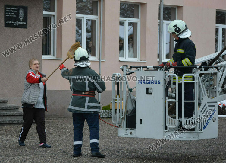 Пожарникари почистиха надвиснал сняг над входа на ПМГ–Хасково