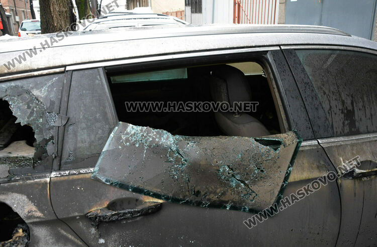 Кола изгоря среднощ в центъра на Хасково, пламна вратата на гараж