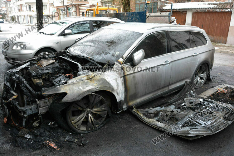 Кола изгоря среднощ в центъра на Хасково, пламна вратата на гараж