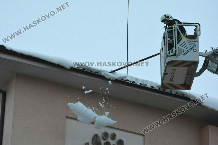 Пожарникари почистиха надвиснал сняг над входа на ПМГ–Хасково