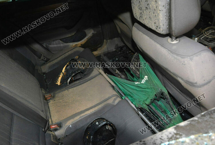 Кола изгоря среднощ в центъра на Хасково, пламна вратата на гараж