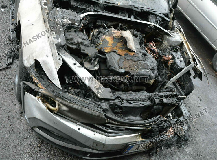 Кола изгоря среднощ в центъра на Хасково, пламна вратата на гараж