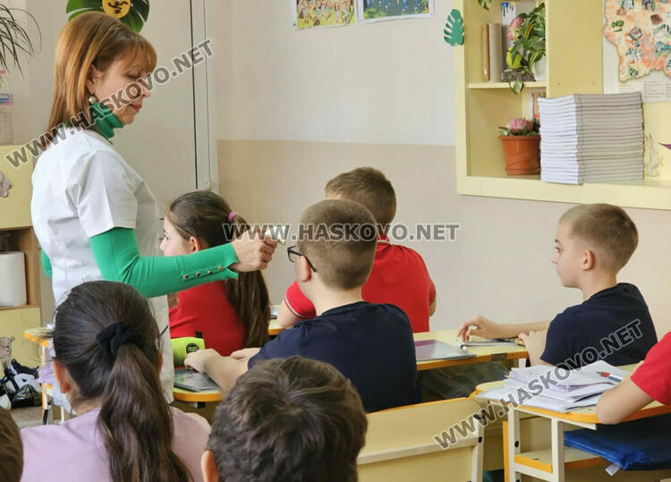 Почти 3500 ученици вече отсъстват заради заболявания