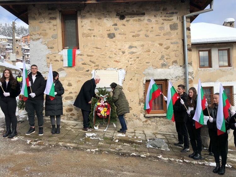 Областният управител Захари Сираков отдаде почит пред освободителите на Чепеларе (ГАЛЕРИЯ)