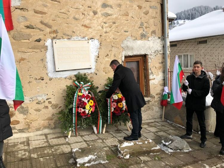 Областният управител Захари Сираков отдаде почит пред освободителите на Чепеларе (ГАЛЕРИЯ)