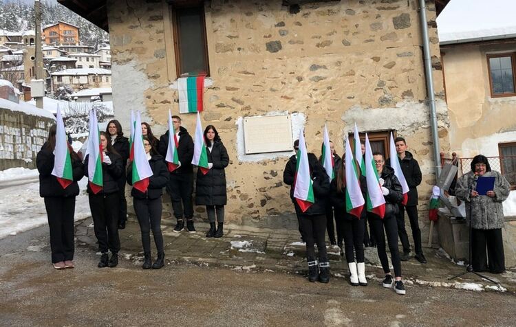 Областният управител Захари Сираков отдаде почит пред освободителите на Чепеларе (ГАЛЕРИЯ)