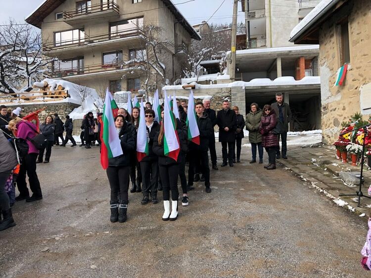 Областният управител Захари Сираков отдаде почит пред освободителите на Чепеларе (ГАЛЕРИЯ)