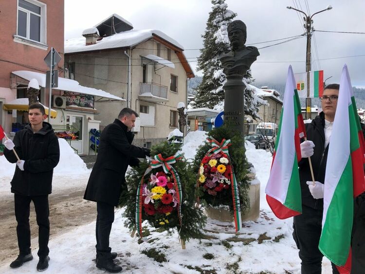 Областният управител Захари Сираков отдаде почит пред освободителите на Чепеларе (ГАЛЕРИЯ)