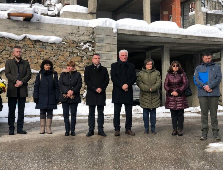 Областният управител Захари Сираков отдаде почит пред освободителите на Чепеларе (ГАЛЕРИЯ)