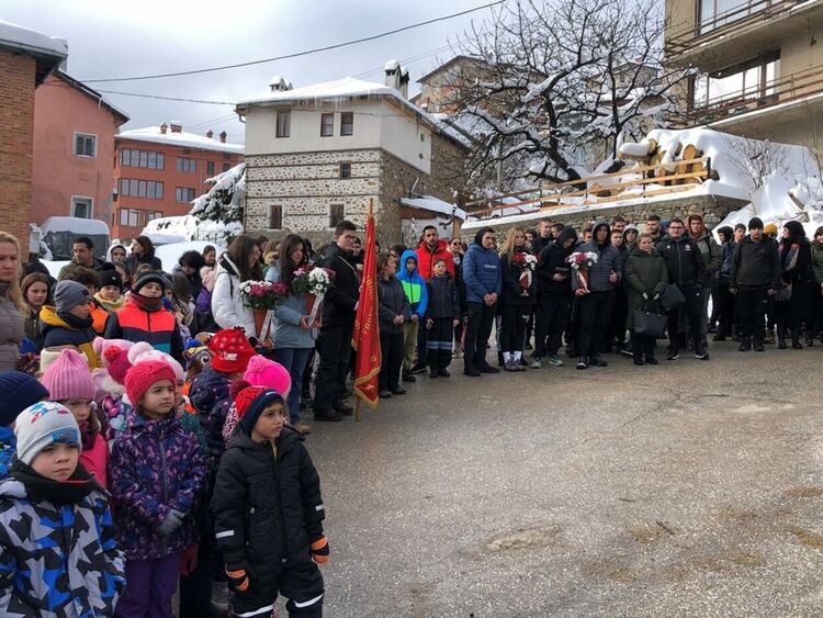 Областният управител Захари Сираков отдаде почит пред освободителите на Чепеларе (ГАЛЕРИЯ)