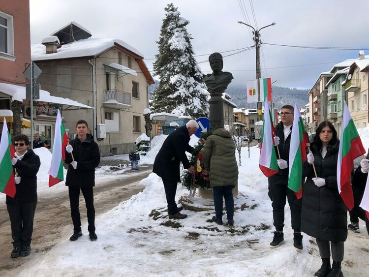 Областният управител Захари Сираков отдаде почит пред освободителите на Чепеларе (ГАЛЕРИЯ)