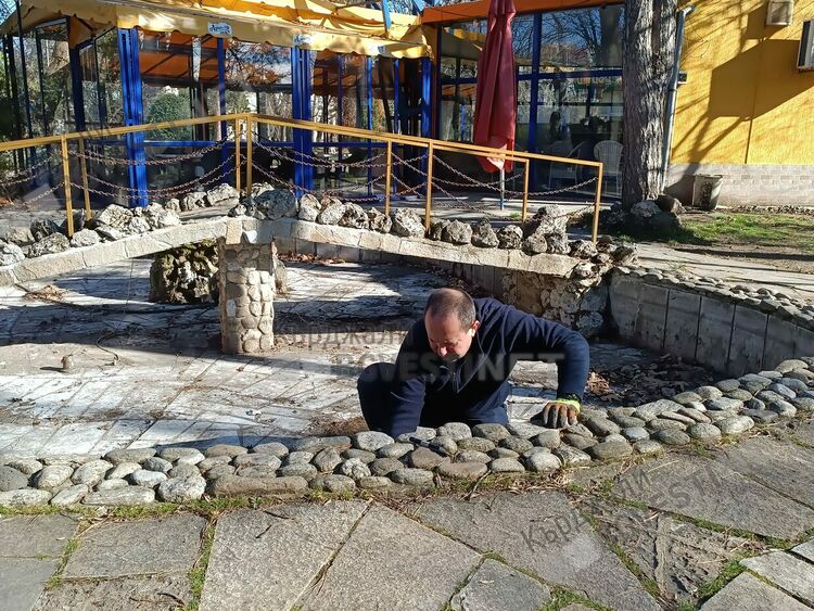 "Лирата на Орфей" е единствения шадраван в Кърджали, който работи през зимата,  през лятото бяха едва два/снимки/