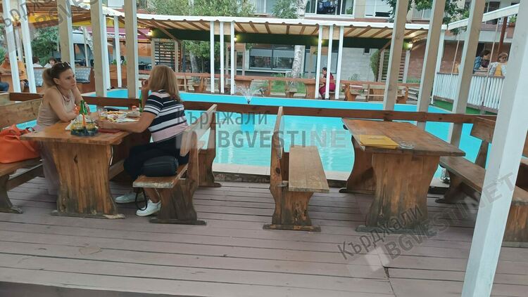 "Лирата на Орфей" е единствения шадраван в Кърджали, който работи през зимата,  през лятото бяха едва два/снимки/