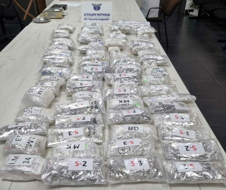 Задържаха 100 кг наркотици, валута за половин милион и контрабандни стоки при операция „Регул“