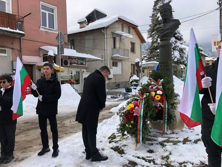 Областният управител Захари Сираков отдаде почит пред освободителите на Чепеларе (ГАЛЕРИЯ)