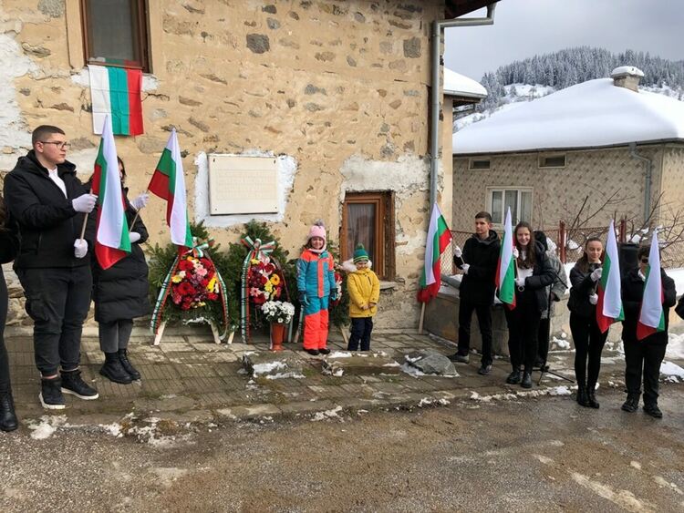 Областният управител Захари Сираков отдаде почит пред освободителите на Чепеларе (ГАЛЕРИЯ)