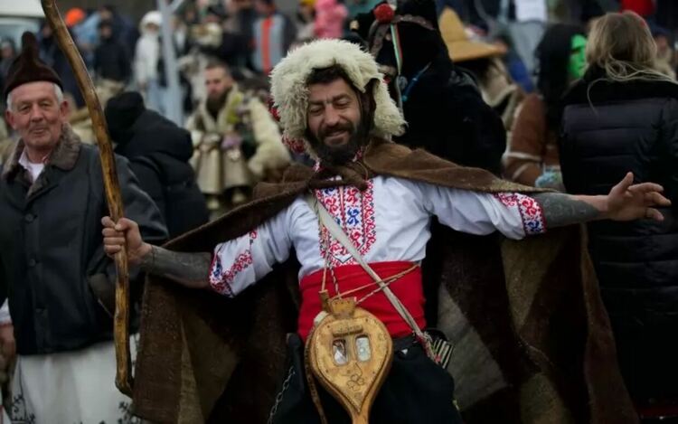 Маскарадните игри - силата на Перник.