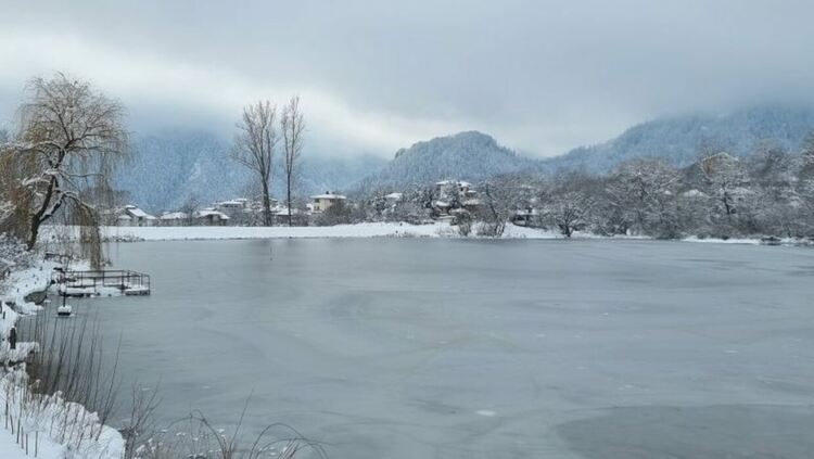 Смолянското езеро Рибката замръзна