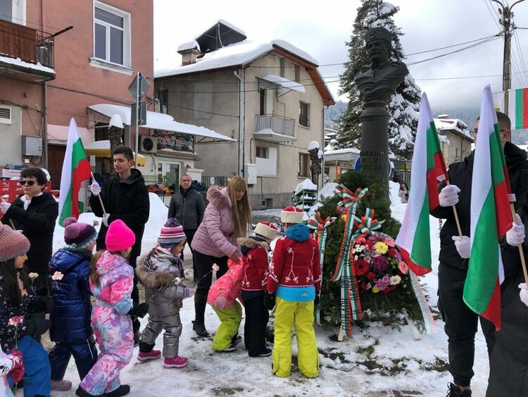 Областният управител Захари Сираков отдаде почит пред освободителите на Чепеларе (ГАЛЕРИЯ)