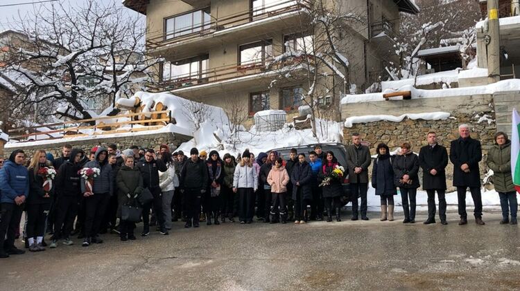 Областният управител Захари Сираков отдаде почит пред освободителите на Чепеларе (ГАЛЕРИЯ)
