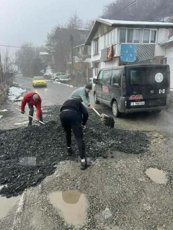 Хотелиери и ресторантьори сами изкърпиха дупките при Циганското дере на пътя за Енчец