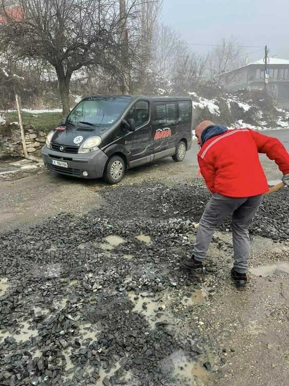 Хотелиери и ресторантьори сами изкърпиха дупките при Циганското дере на пътя за Енчец
