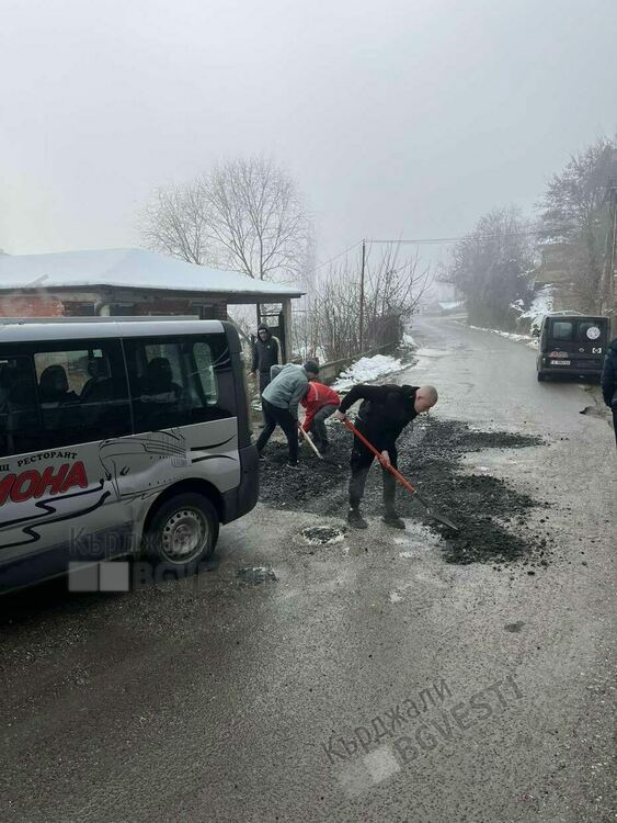 Хотелиери и ресторантьори сами изкърпиха дупките при Циганското дере на пътя за Енчец