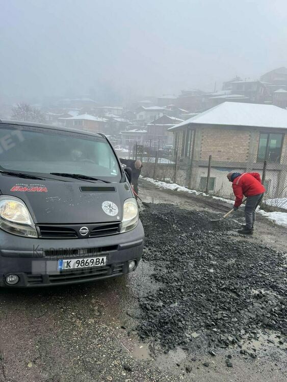 Хотелиери и ресторантьори сами изкърпиха дупките при Циганското дере на пътя за Енчец