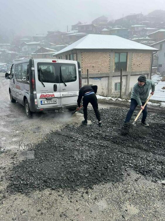 Хотелиери и ресторантьори сами изкърпиха дупките при Циганското дере на пътя за Енчец