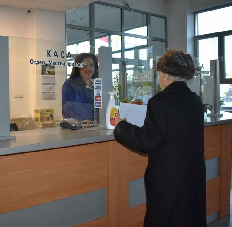 91-годишен асеновградчанин пръв плати данъците си за 2025 г.