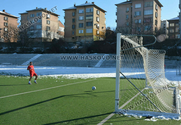 Футболистите на „Хасково“ разгромиха с 4:1 „Върбица“ на ст. „Младост“