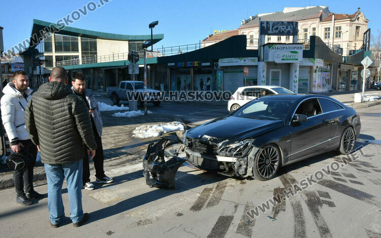 Турски „Мерцедес“ удари джипа на известен хасковски лекар