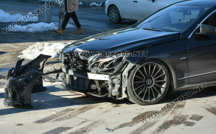 Турски „Мерцедес“ удари джипа на известен хасковски лекар