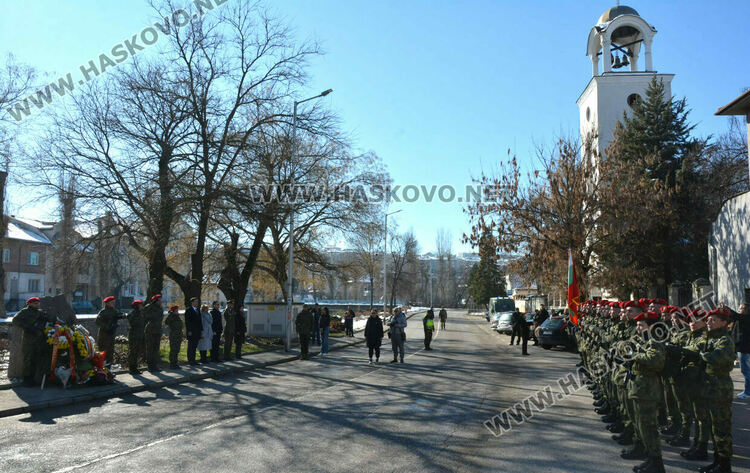С камбанен звън от всички храмове и военни почести Хасково отбеляза 147 години от Освобождението на града
