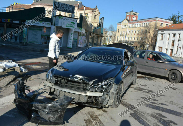Турски „Мерцедес“ удари джипа на известен хасковски лекар