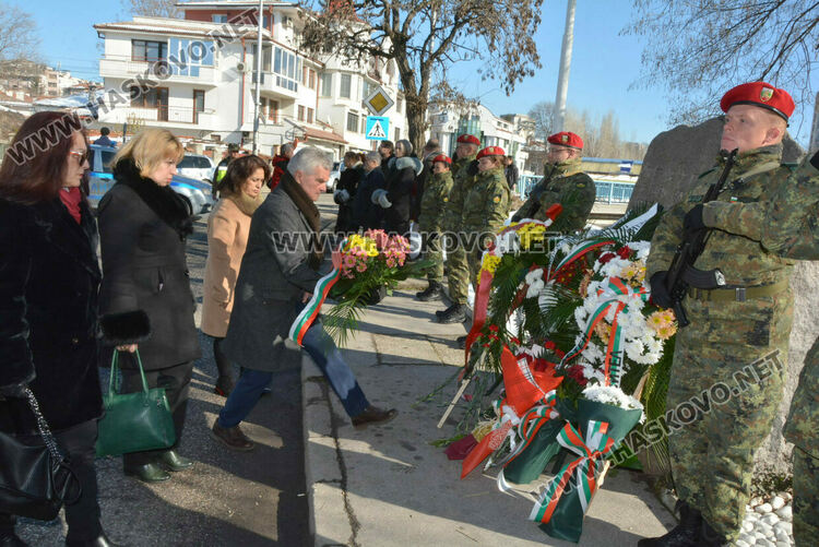 С камбанен звън от всички храмове и военни почести Хасково отбеляза 147 години от Освобождението на града