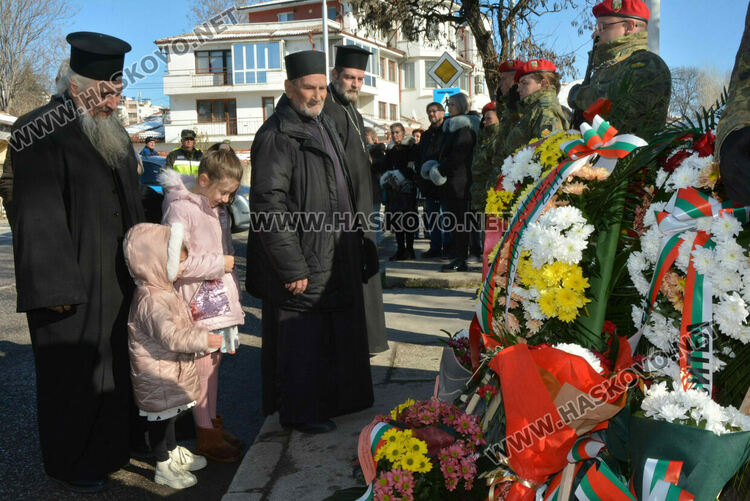 С камбанен звън от всички храмове и военни почести Хасково отбеляза 147 години от Освобождението на града