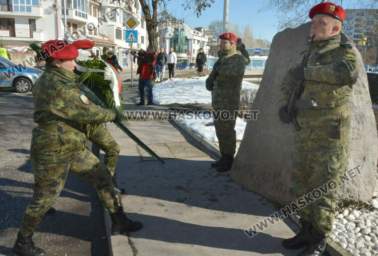 С камбанен звън от всички храмове и военни почести Хасково отбеляза 147 години от Освобождението на града