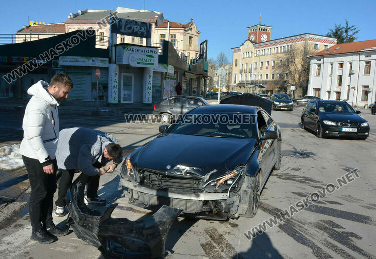 Турски „Мерцедес“ удари джипа на известен хасковски лекар